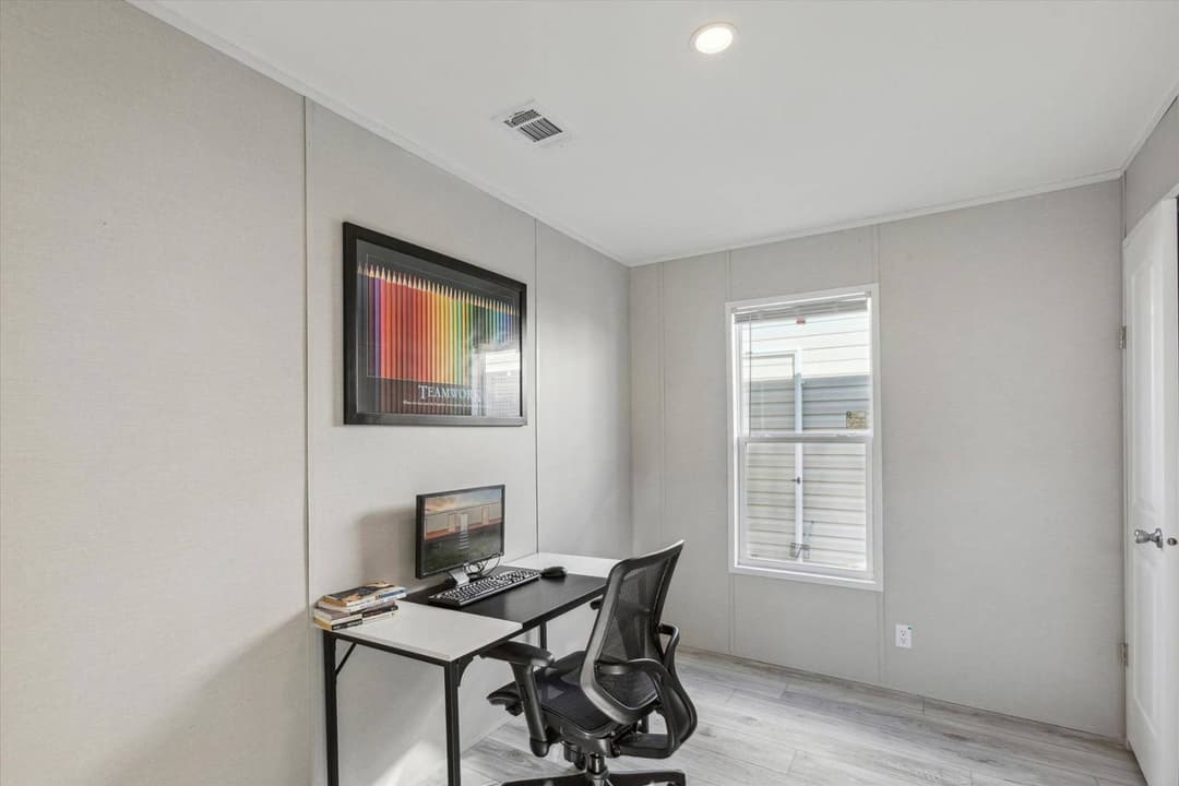 Rm1676 bedroom home features