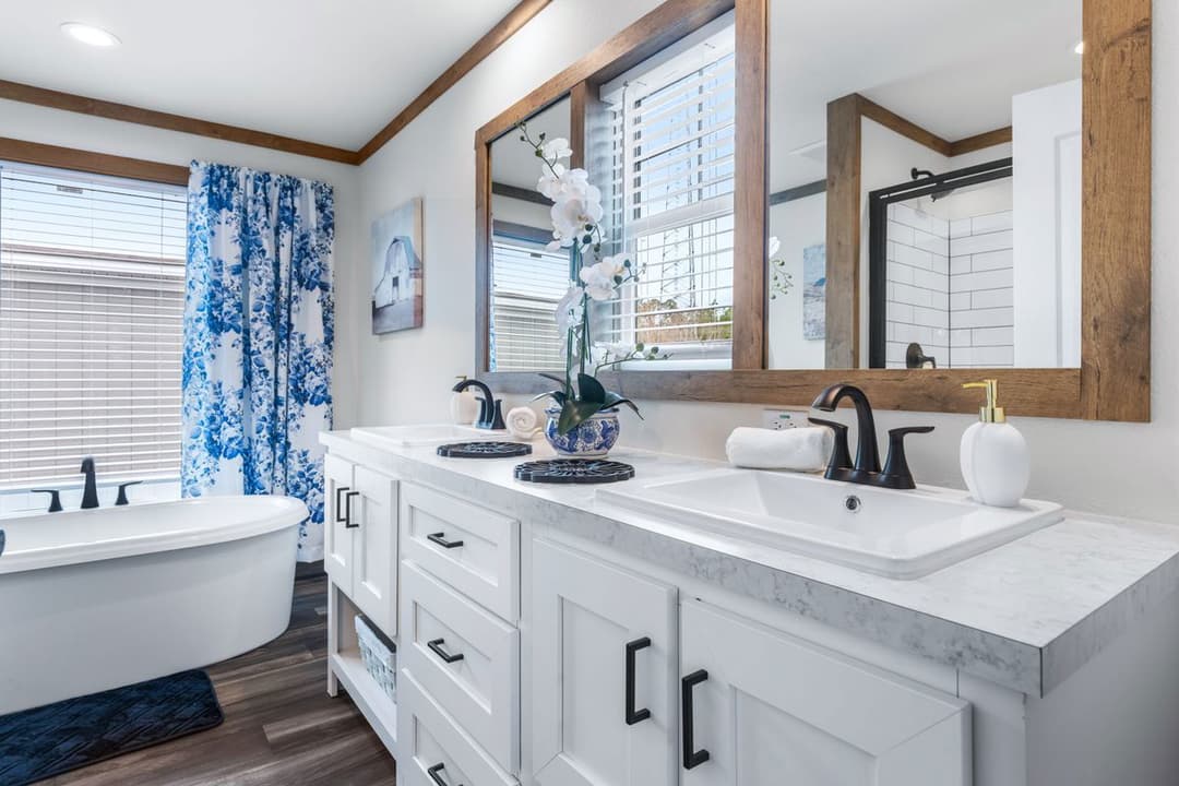 Lizzie elite bathroom home features